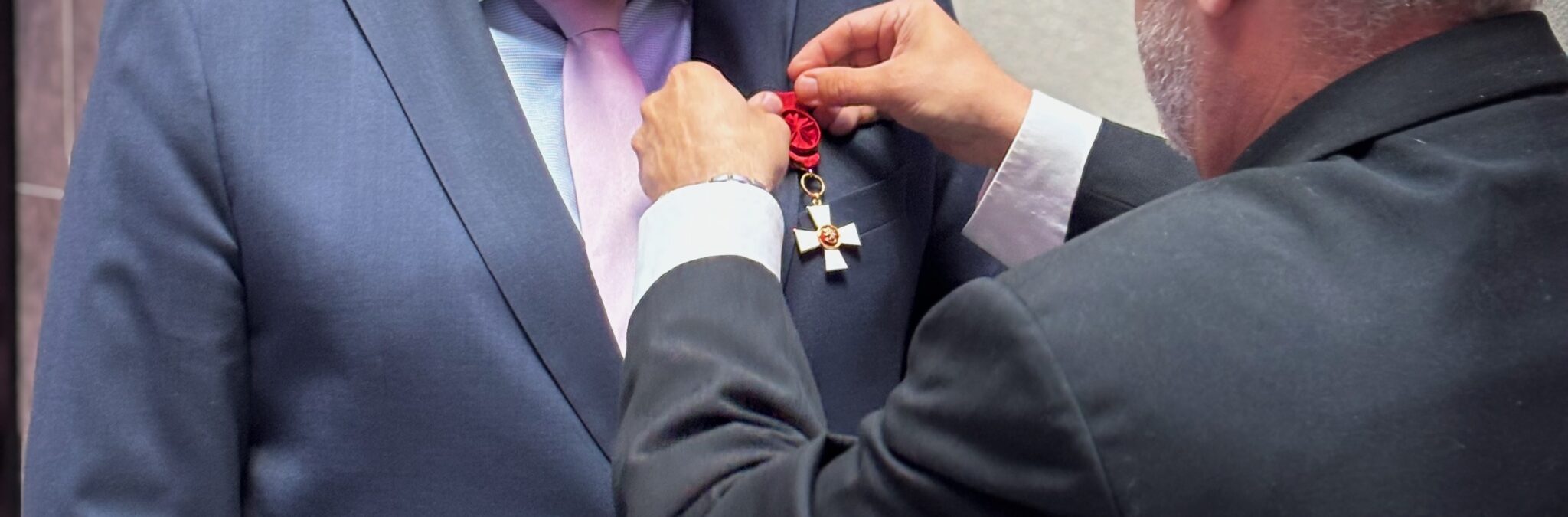 Marko Piirainen luovuttamassa Suomen Leijonan I luokan ritarimerkkiä Jukka Määtälle.