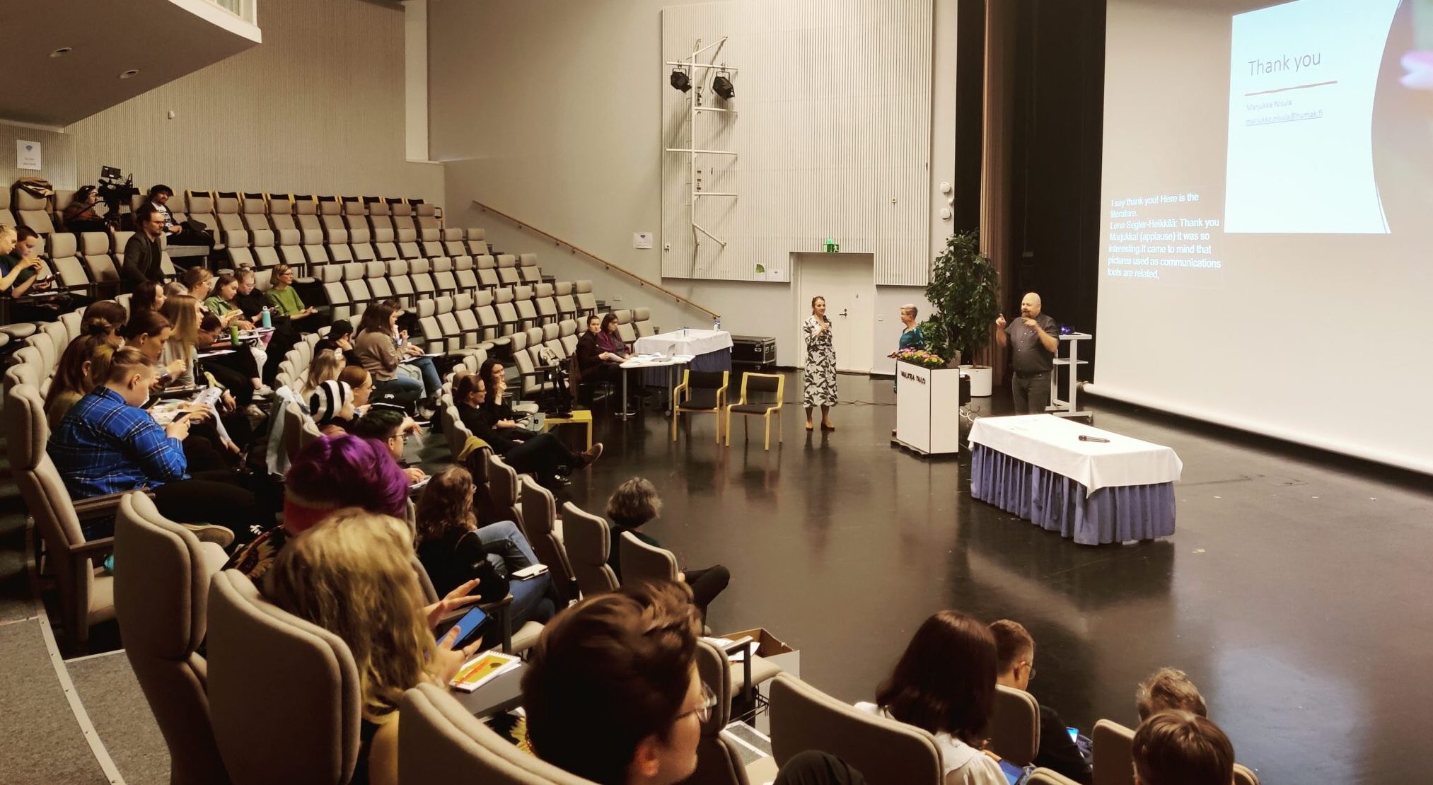 Kuva Valkean talon auditoriosta.