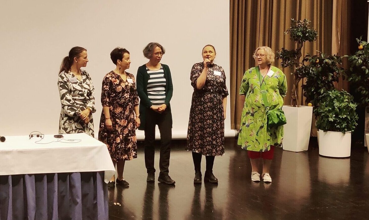 Kuvassa viisi henkilöä lavalla.