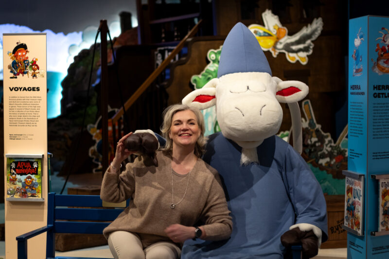 Maarit Pyötsiä, Nomades. Kuvassa Maarit Pyötsiä istuu Herra Hakkaraisen kanssa hymyillen kameralle.