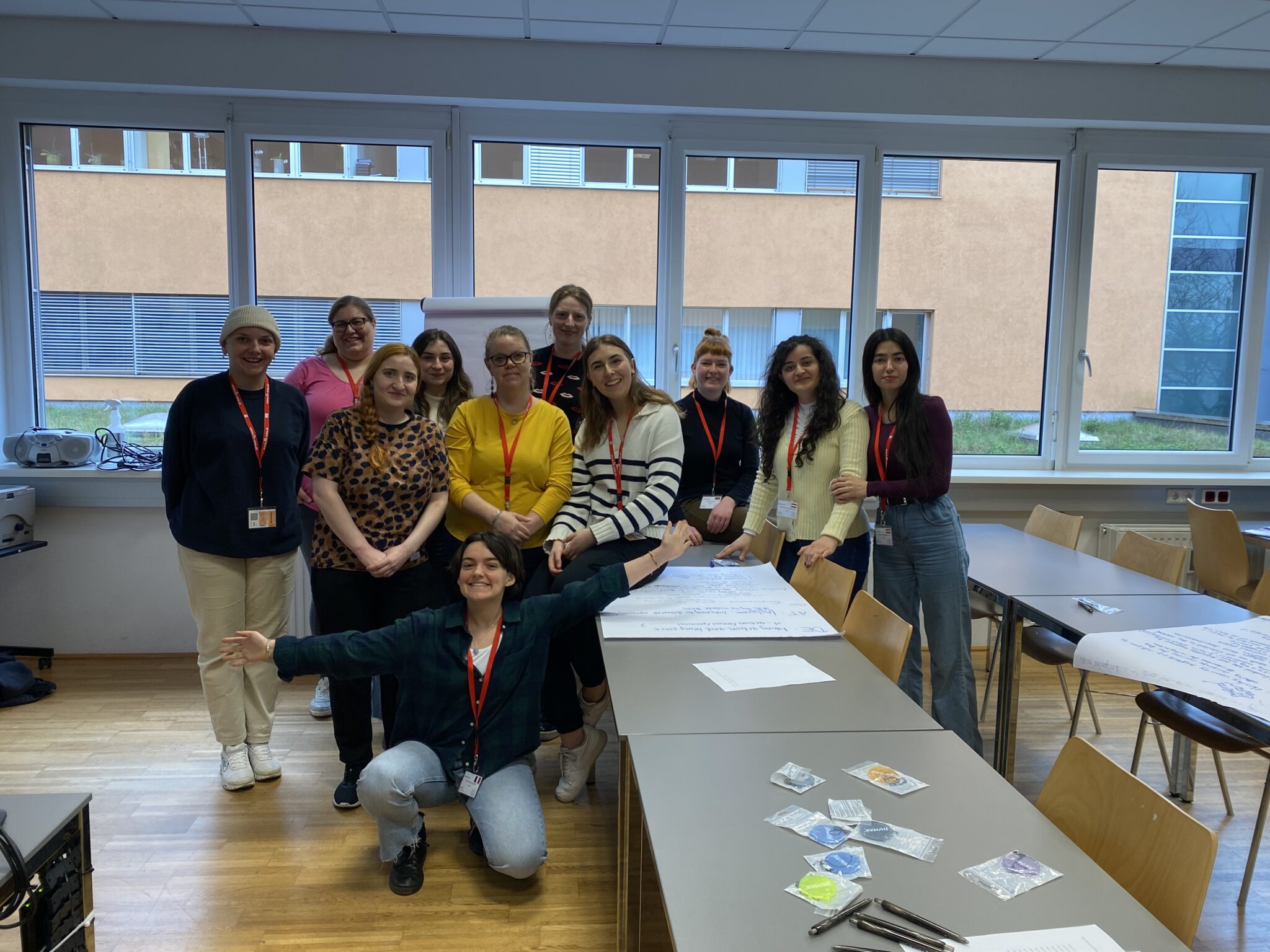 Kansainvälisiä opiskelijoita yhteiskuvassa Humakin järjestämässä työpajassa.