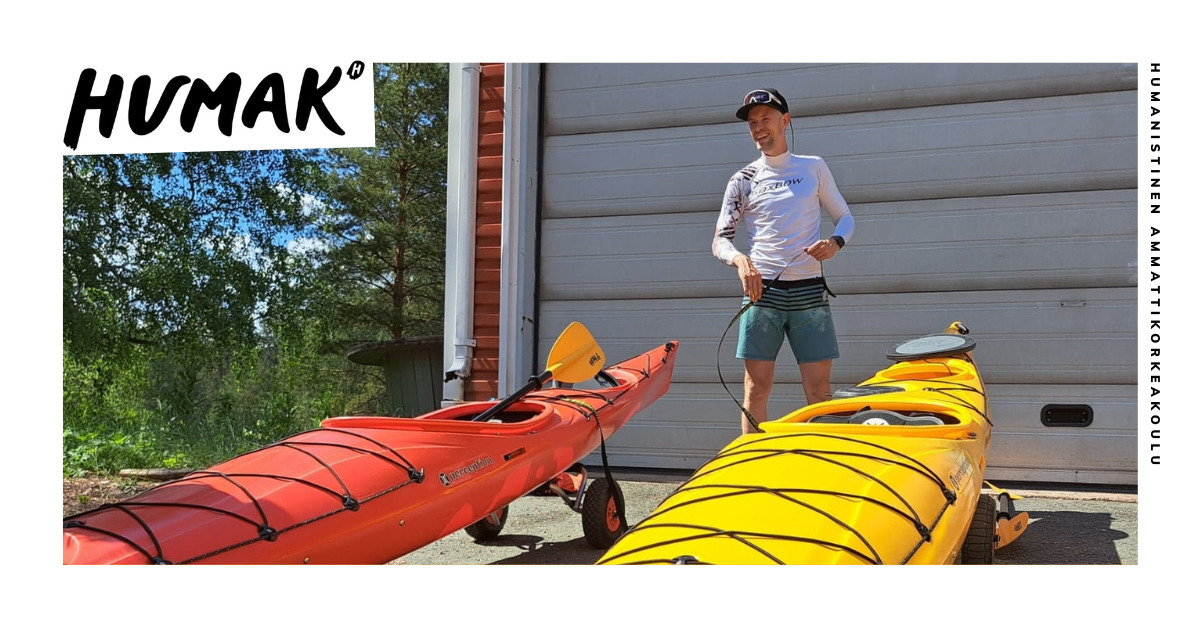 Jos Vaes hymyilee kahden kajakin vieressä.