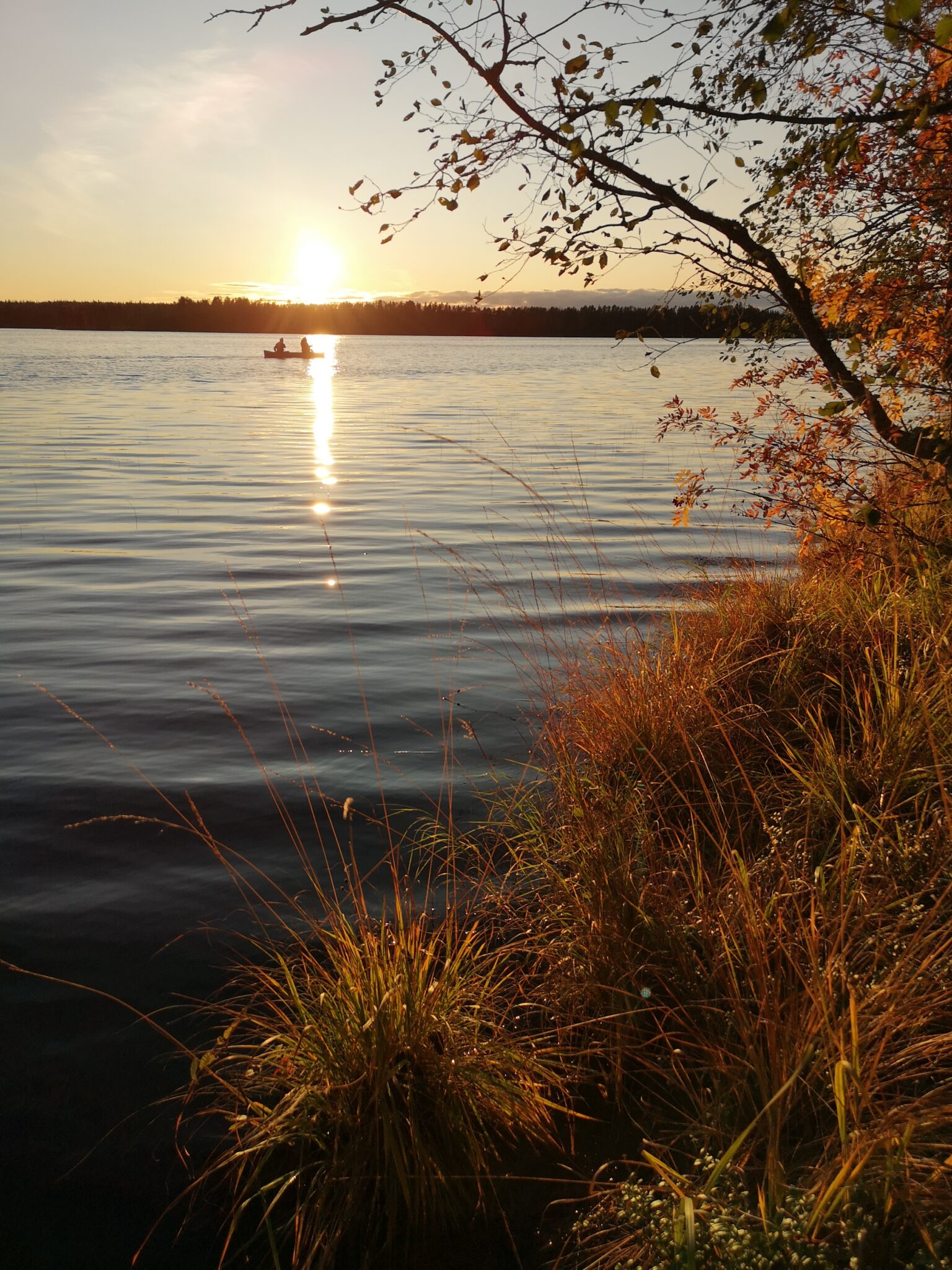Kuva melojista auringonlaskussa.