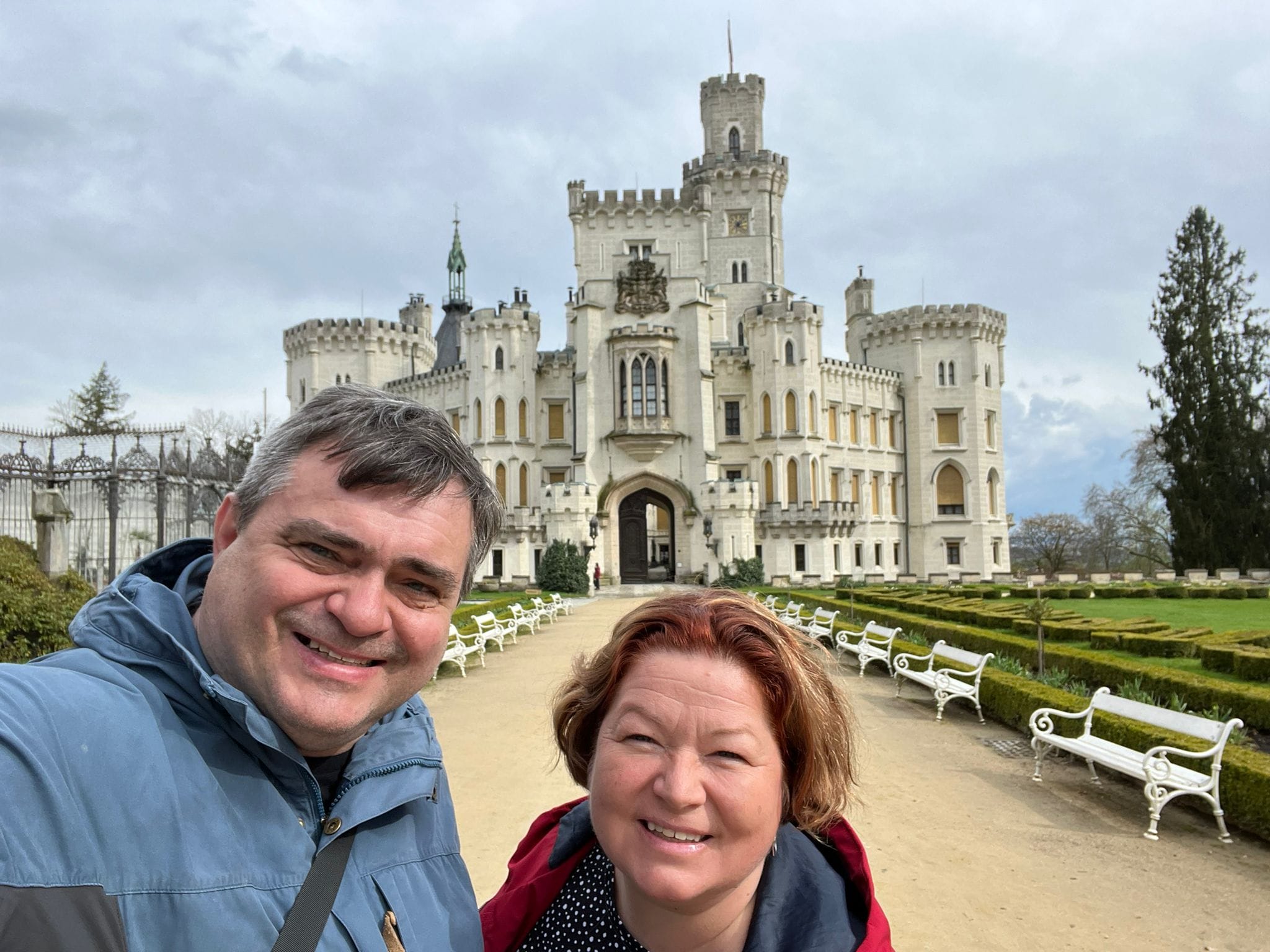 Kuvassa lehtorit Kari Keuru ja Kristiina Vesama. Taustalla Hlubokan linna, jossa vierailtiin kansainvälisen viikon aikana. Kuva: Kari Keuru 