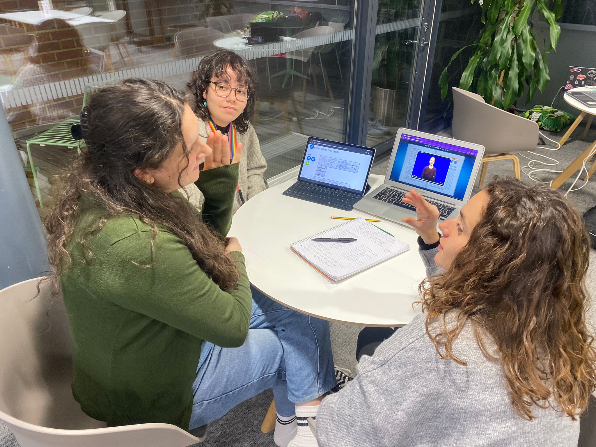 Kokokuvassa valkoiseen lyhyeen mekkoon pukeutunut keltahiuksinen nainen. Kääntynyt kameraan päin, mutta katse kameran ohi oikealle. Ylävartalo hieman nojautuneena eteen vasemmalle ja vasen käsi auki korvan vieressä. Ilme kysyvä, suu auki. Naisen vasemmalla puolella takana pystyssä kolme kitaraa. Taustalla punatiiliseinää, isoja neonvalokirjaimia ja musta lamppu.