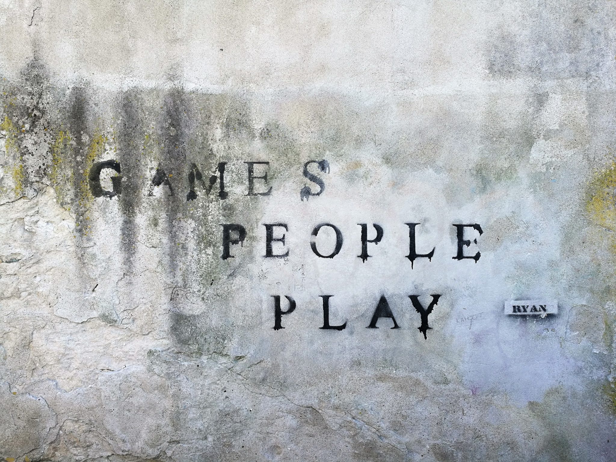 Seinämaalaus, kapitaalein ”games people play”.