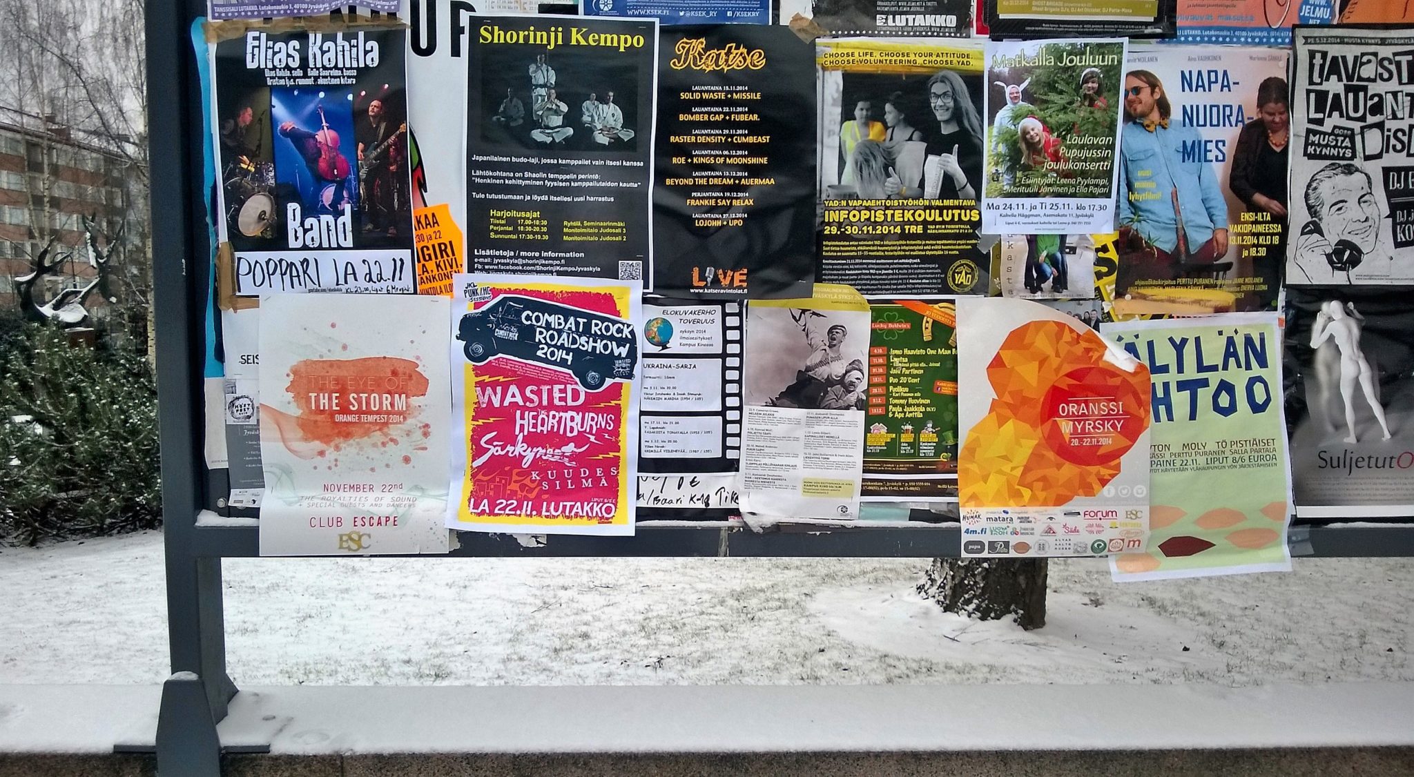 Kulttuuritapahtumia täynnä oleva julkinen ilmoitustaulu.