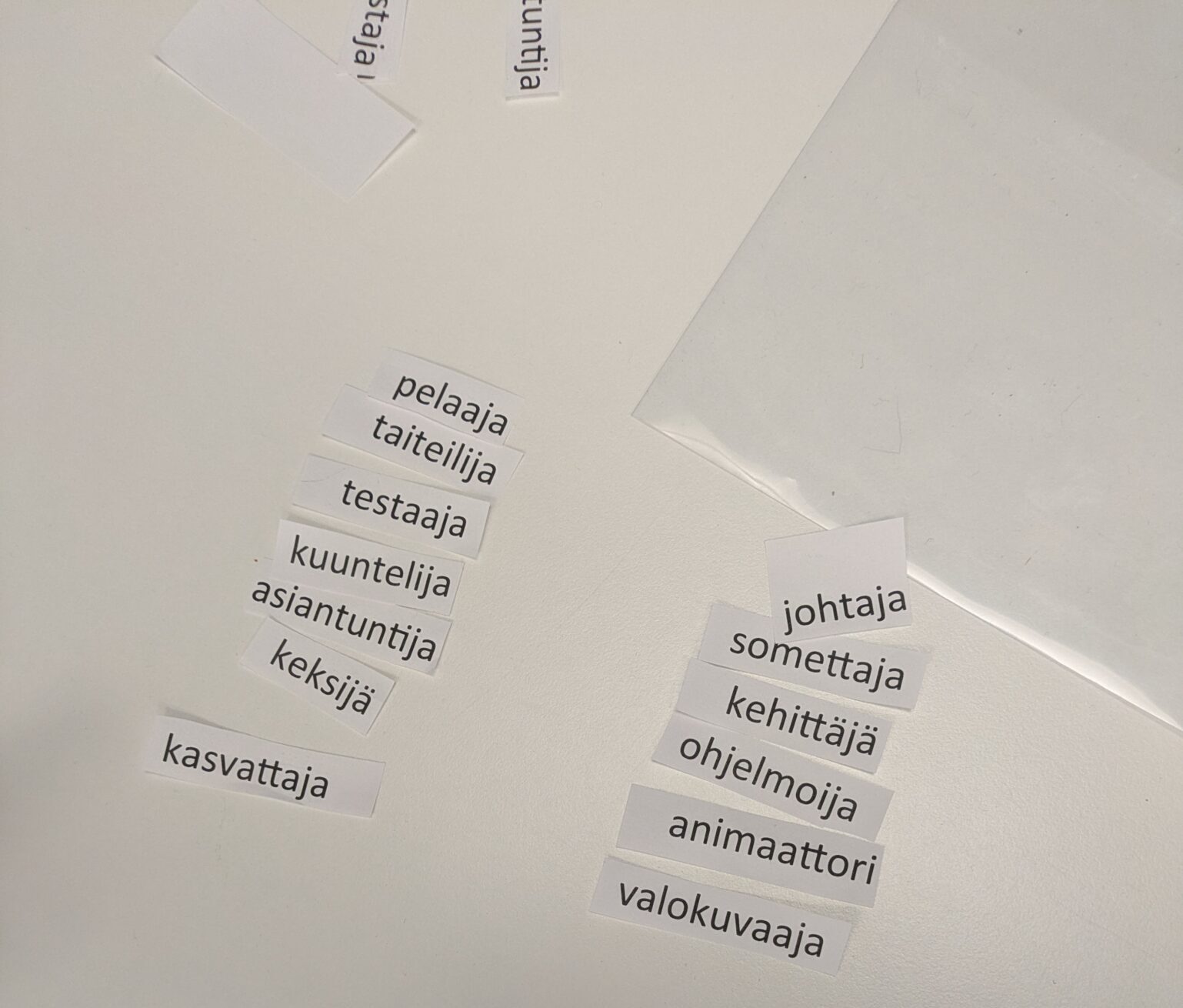 Kuvassa sanoja pöydällä.