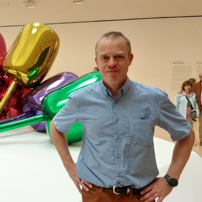 Markus Suomi toimii Humakin kulttuurituotannon talouslehtorina ja vastaa luovien alojen rahoitus- ja kestävän kasvun opintojaksoista. Kuva: Benny Majabacka.