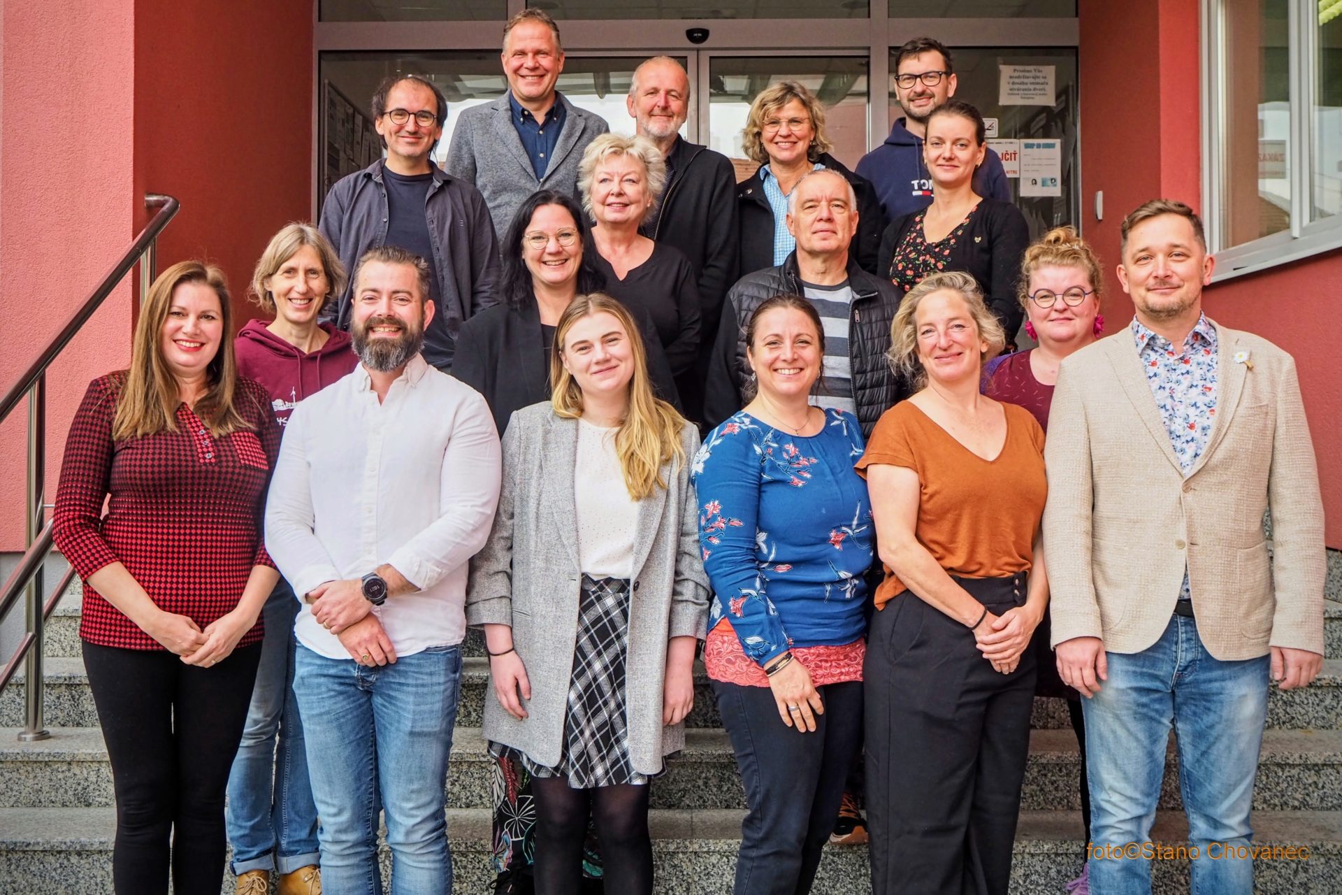 Valokuva, jossa SocNet98-verkoston koordinaattorit seisovat Constantine the Philosopher University´n portailla. Kuvassa 17 henkilöä.