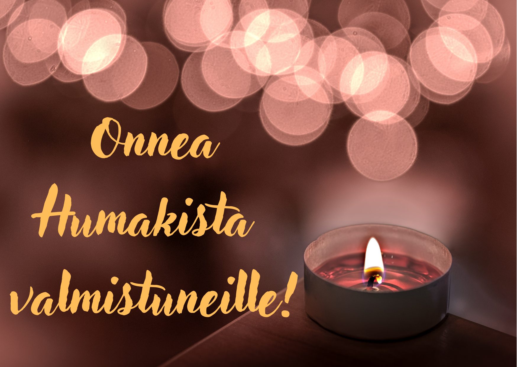 Oikeassa laidassa palaa pieni tuikkukynttilä punaisella pohjalla ja vasemmalla on teksti "Onnea Humakista valmistuneille".