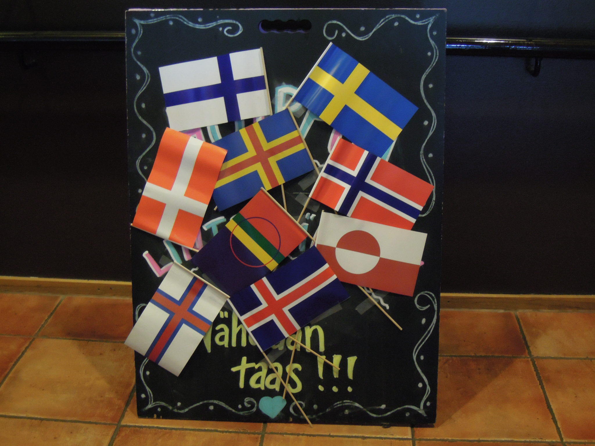 Eri maiden lippuja pienoiskoossa pöytätelineessä.