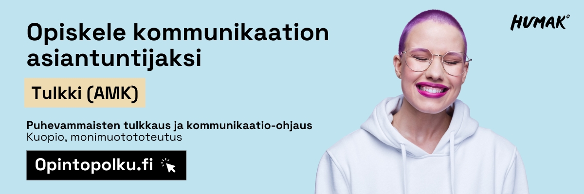 Opiskele kommunikaation asiantuntijaksi - Tulkki (AMK) - Puhevammaisten tulkkaus ja kommunikaatio-ohjaus - Kuopio, monimuotototeutus - opintopolku.fi. Vaaleansininen tausta. Oikeassa reunassa kuva hymyilevästä nuoresta naisesta, joka pitää silmiään kiinni. Naisella on hyvin lyhyt pinkki tukka, silmälasit, pinkkiä huulipunaa ja päällään valkoinen huppari. Oikeassa yläkulmassa musta Humak-logo.
