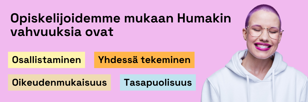 Vaaleanpunaisella taustalla huppariin pukeutunut nuori nainen hymyilee leveästi. Hänellä on lyhyet liilat hiukset ja värikästä huulipunaa.
