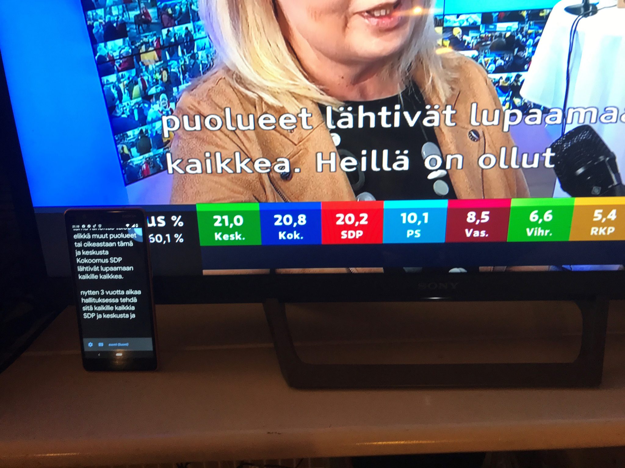 Lähikuva naisesta. Ruututekstinä ”puolueet lähtivät lupaamaan kaikkea. Heillä on ollut”. Puhelimen tunnistimessa 17 sanaa tämän lisäksi.