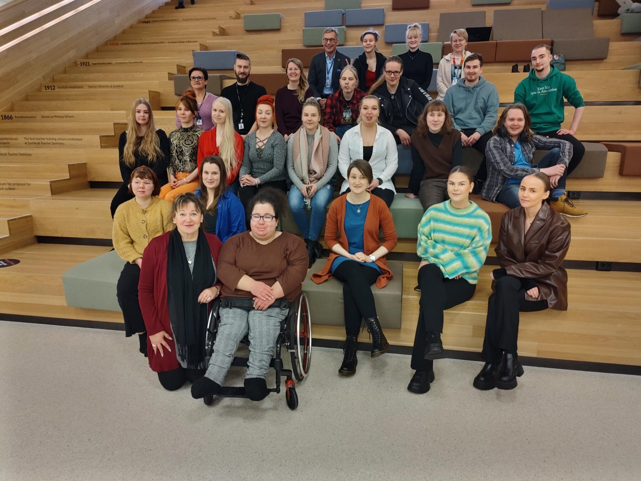 Henkilöitä ryhmäkuvassa.