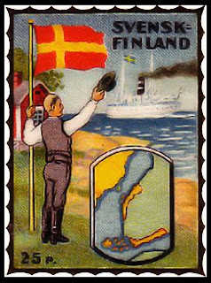 Mies heiluttaaa rannalla meressä kulkevalle laivalle.