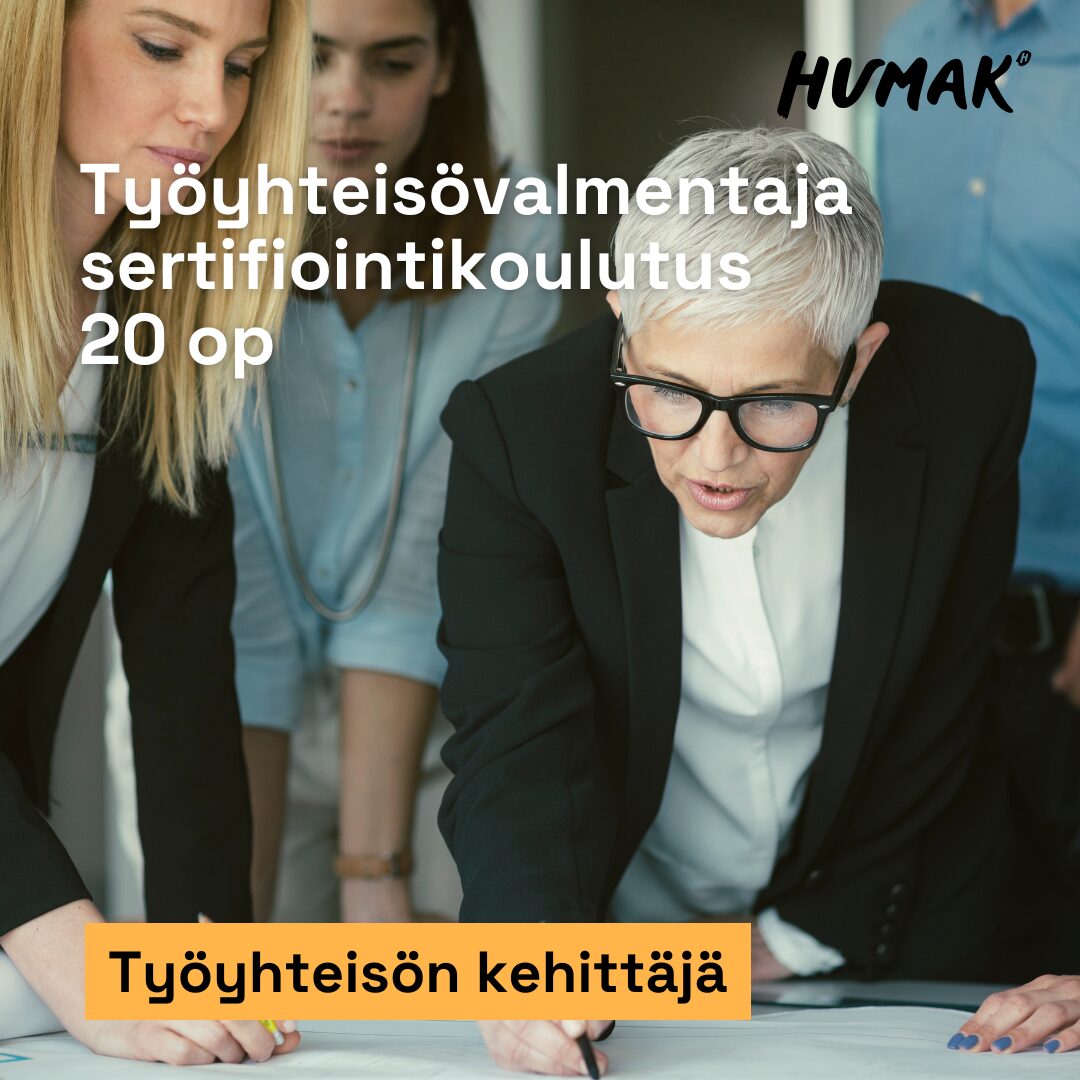 Teksteinä Humakin logo ja työyhteisövalmentaja sertifiointikoulutus 20 op ja työyhteisön kehittäjä. Vanhempi nainen on kumartunut papereiden ylle ja nuoremmat kollegat katsovat vierestä kiinnostuneina.
