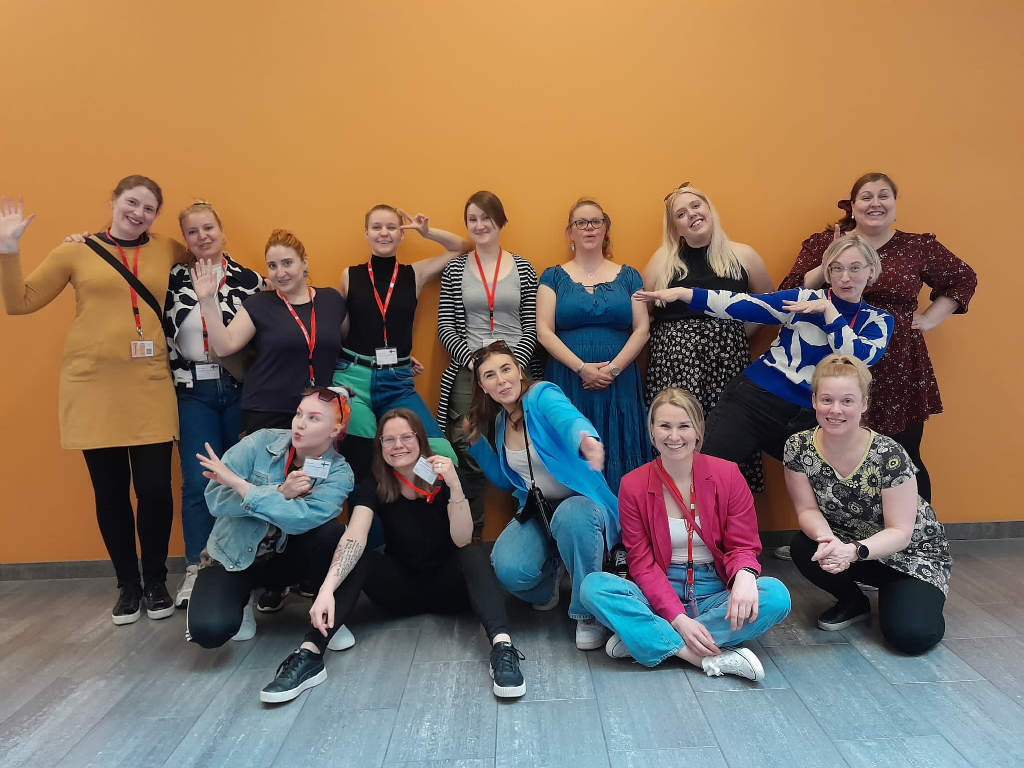 Ryhmäkuva Socnet98-viikkoon osallistuneista Humakin opiskelijoista ja henkilökunnasta.