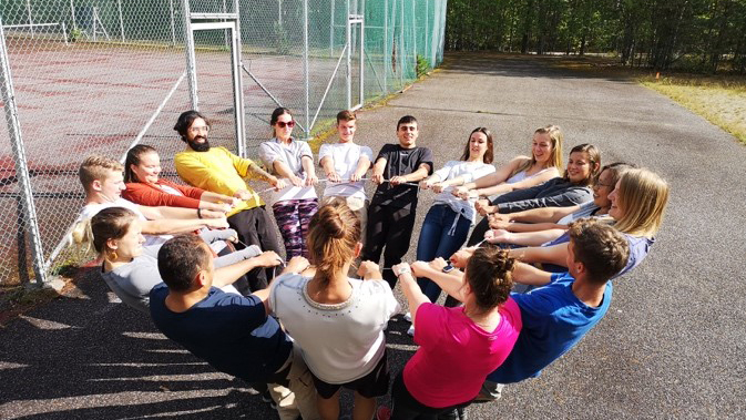 Henkilöitä urheilukentällä.