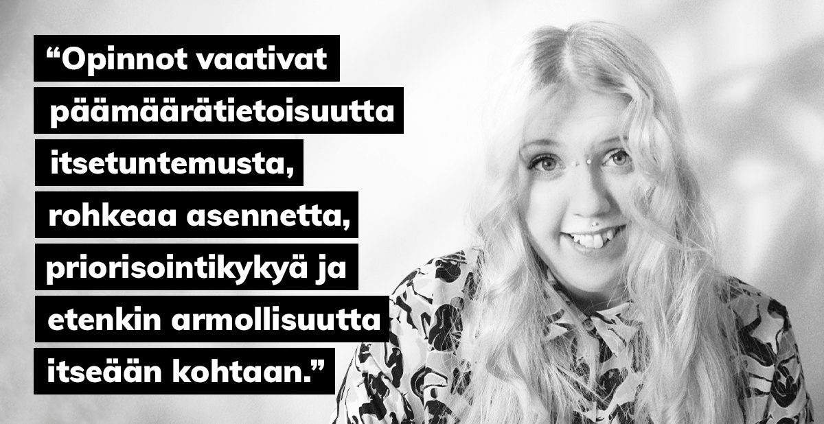 Vaalehiuksinen nainen hymyilee, teksti "pinnot vaativat päämäärätietoisuutta, itsetuntemusta, rohkeaa asennetta, priorisointikykyä ja etenkin armollisuutta itseään kohtaanpinnot vaativat päämäärätietoisuutta, itsetuntemusta, rohkeaa asennetta, priorisointikykyä ja etenkin armollisuutta itseään kohtaan".