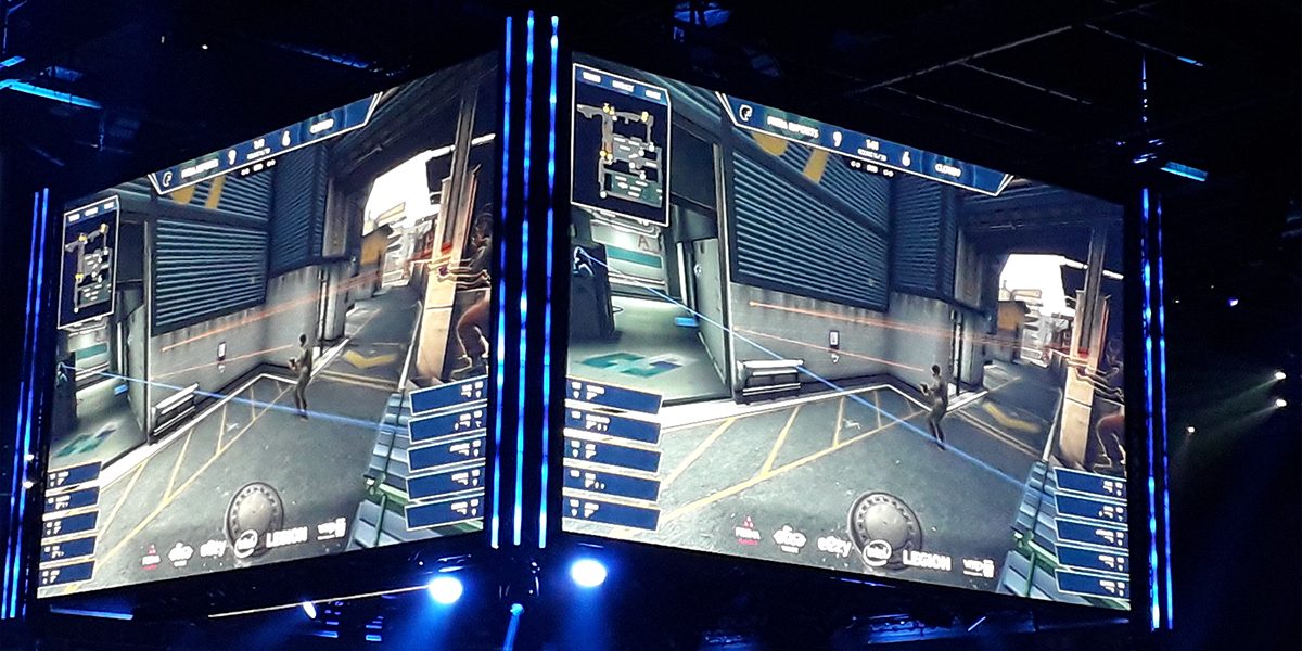 Kuvassa Arctic invitational –tapahtuman kattonäytöt, joissa näkyy käynnissä oleva räiskintäpeli Counter-Strike. Pelataan karttaa nimeltä Train.