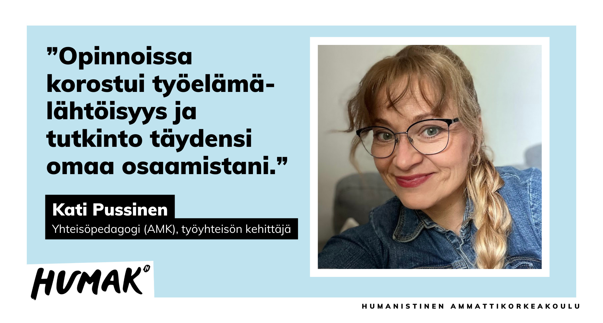 Kati hymyilee kameralle. Hänellä on hiukset letillä ja päällään sininen kauluspaita.