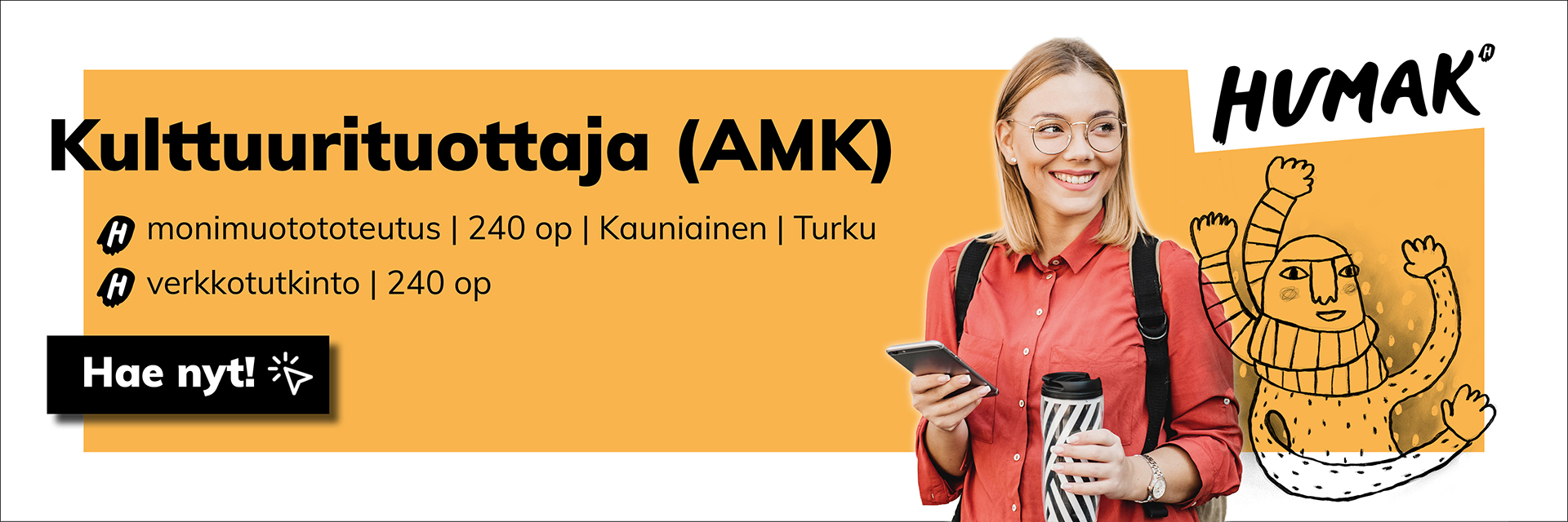 Bannerikuva, jossa nainen katsoo itsestään vasemmalle, käsissään kännykkä ja kahvimuki. Ilme on naurava. 