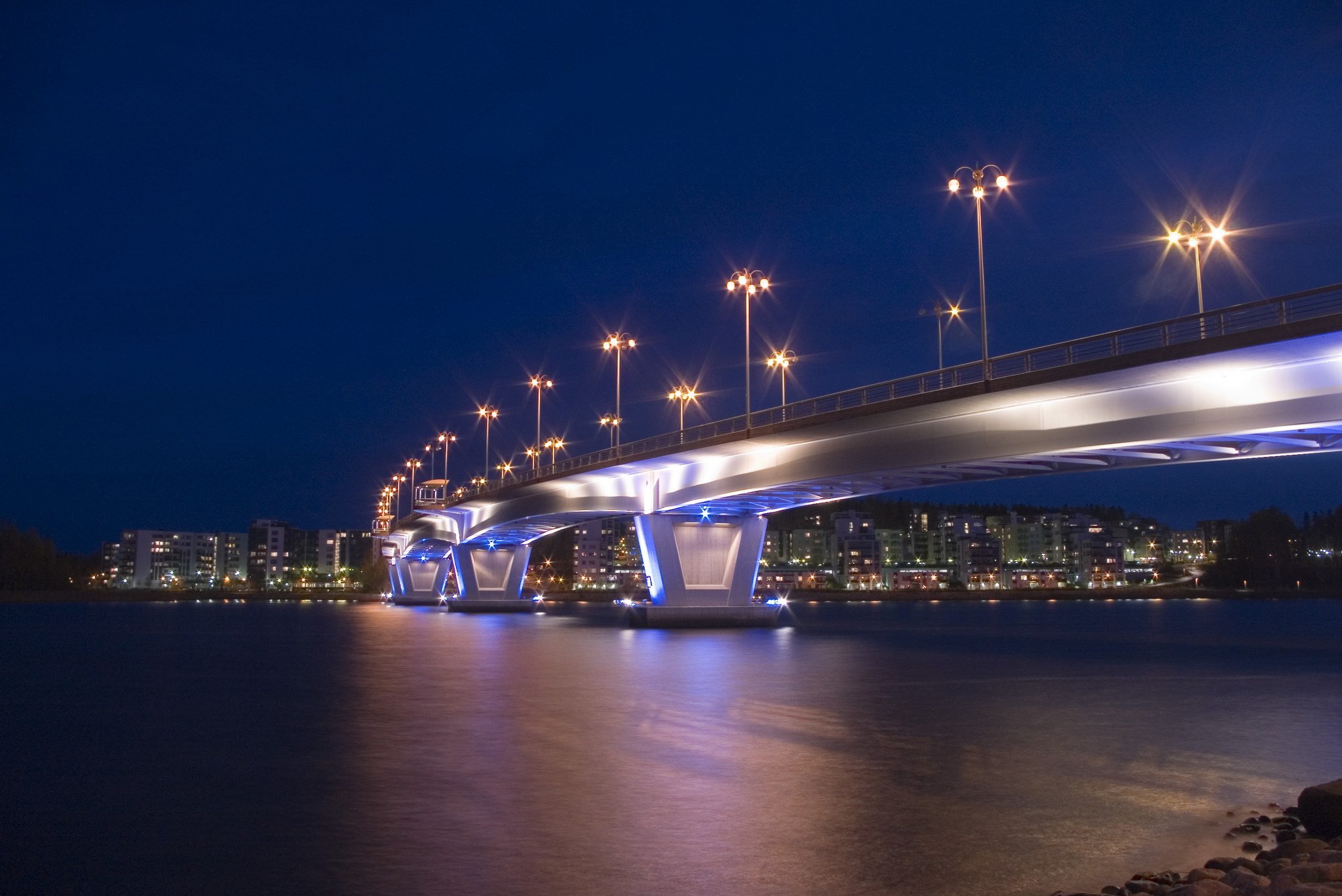 Kuokkalan silta iltavalaistuksessa. Kuvaajana Juhana Konttinen.