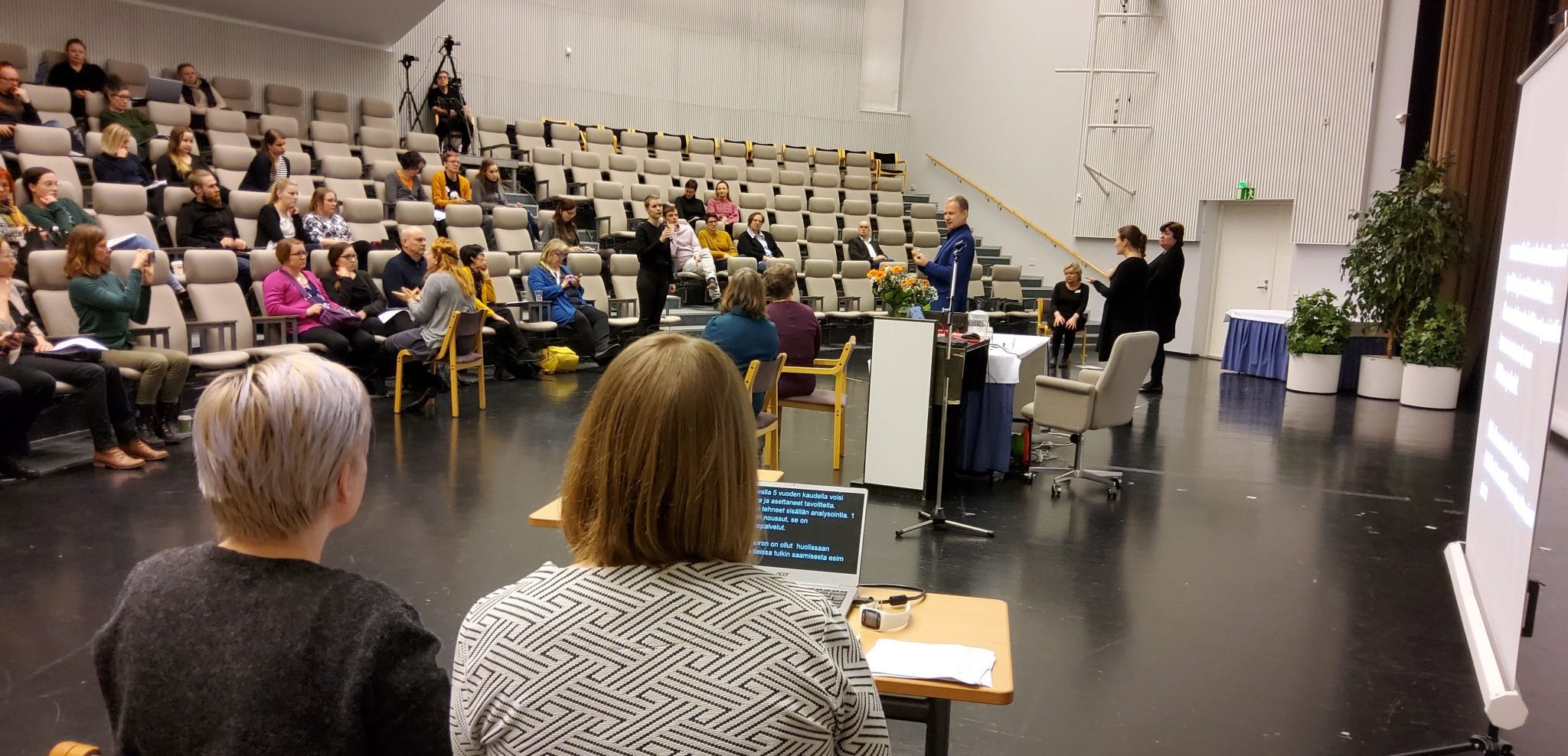 Kirjoitustulkit työssään Haagassa tulkkausalan seminaarissa.