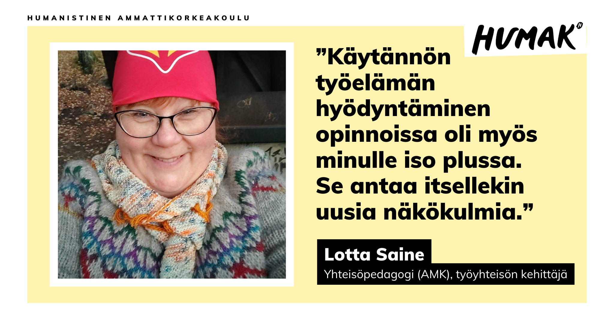 Lotta hymyilee iloisena. Hänellä on päässään värikäs kettukarkkipipo ja päällä kirjava villatakki.