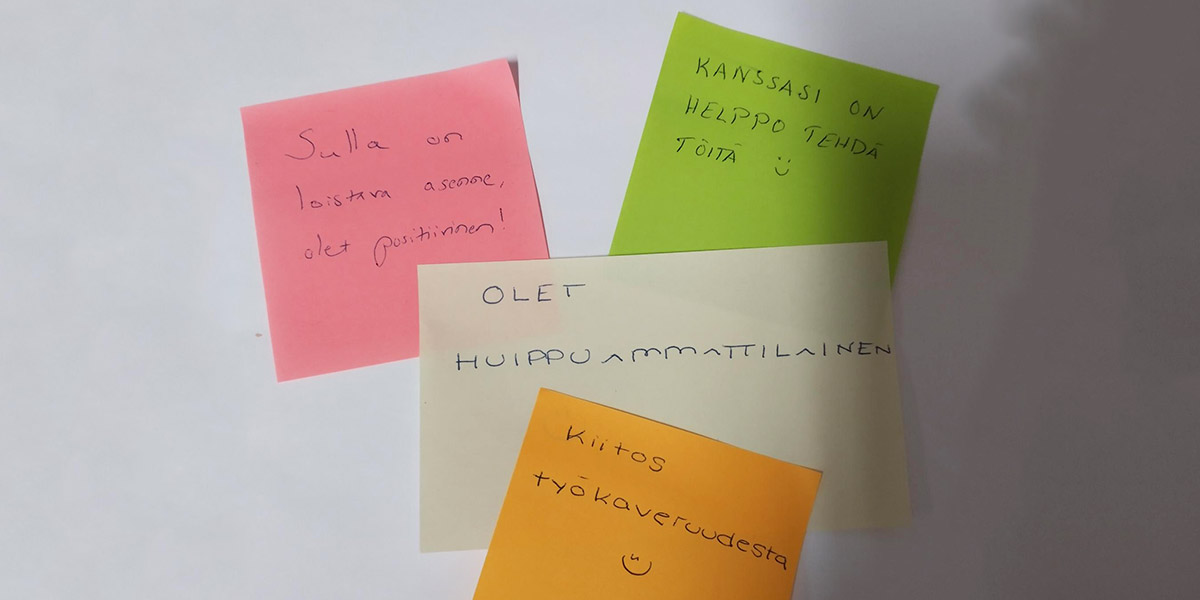 Eri värisissä Post It -lapuissa lukee: sulla on loistava asenne, olet positiivinen, kanssasi on helppo tehdä töitä, olet huippuammattilainen ja kiitos työtoveruudesta.