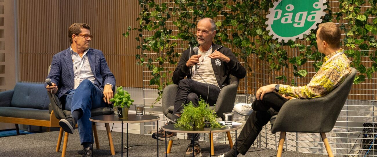 Kolme henkilöä istuu ja keskustelee paneelikeskustelussa.