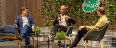 Kolme henkilöä istuu ja keskustelee paneelikeskustelussa.