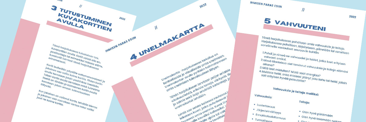 Vaalea tausta, jonka päällä kirjansivuja Suvi Kososen työkirjasta. Sivujen otsikot "Tutustuminen kuvakorttien avulla, Unelmakartta ja Vahvuuteni".