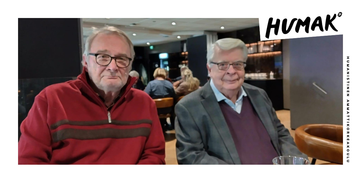 Kaksi henkilöä istuu pöydän äärellä: Heikki Sarso hallituksen pj ja Kalervo Kummola, Tampereen pormestari