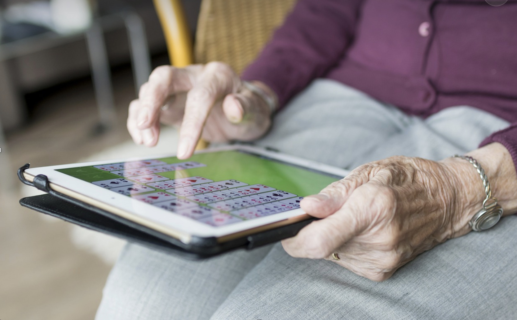 Kuva 2: Valokuva, jossa vanhuksella on ipad sylissä. Kuva Pixabay (2024)