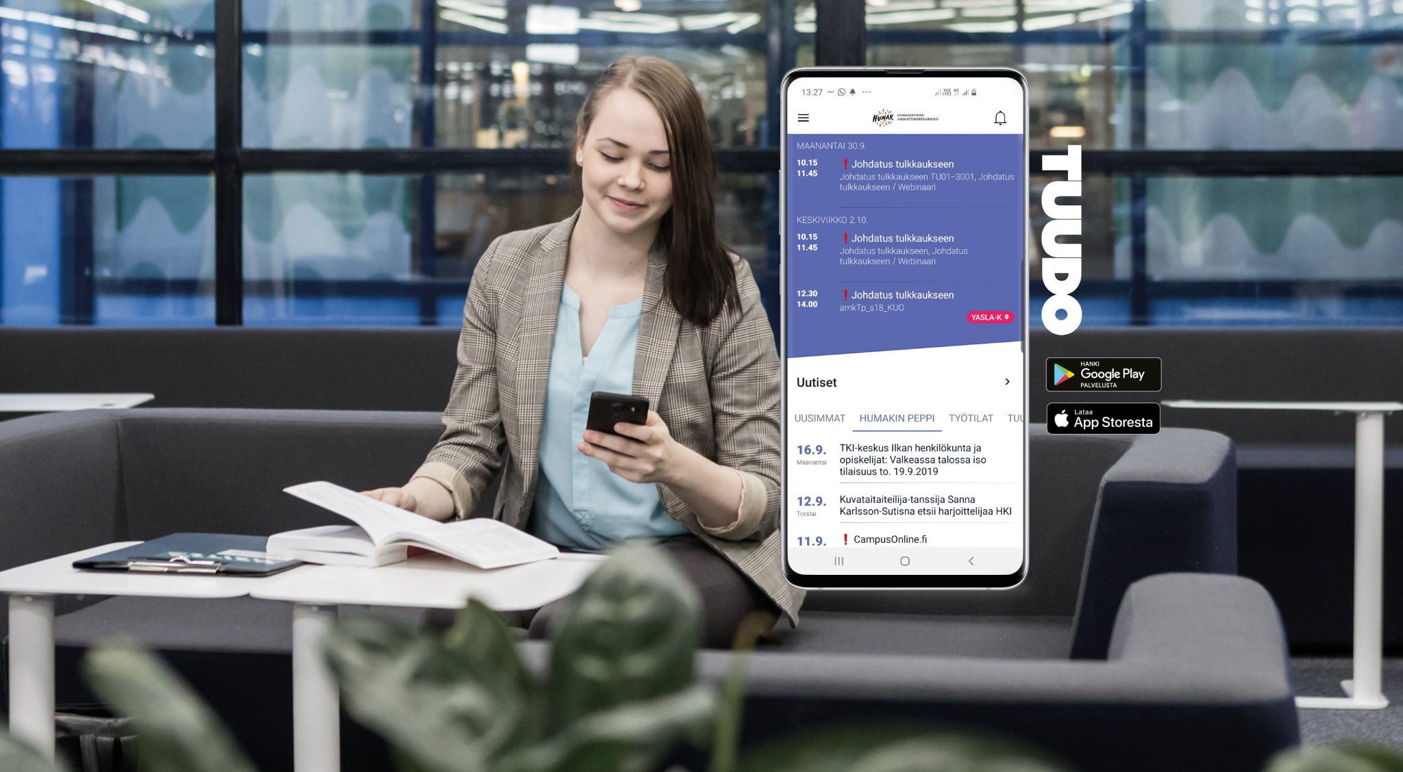 Kuva ruskeahiuksisesta naisesta, joka istuu harmaalla sohvalla. Toisessa kädessä kirja ja toisessa puhelin. Kuvan päällä on mockup kuva puhelimesta, jossa on Tuudo-applikaatio näkyvillä.