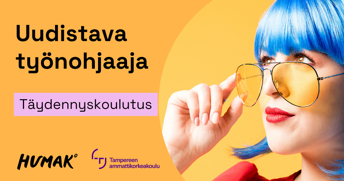 Uudistsava työnohjaaja täydennyskoulutus teksti ja värikkääseen peruukkiin sonnustautunut nainen korottaa sormellaan nenällään olevia aurinkolaseja.
