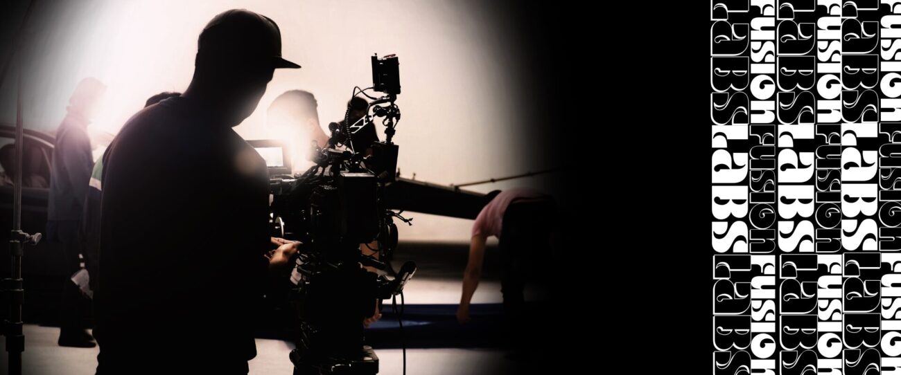 Henkilö kuvaa videokameralla.