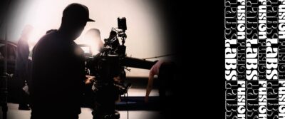 Henkilö kuvaa videokameralla.