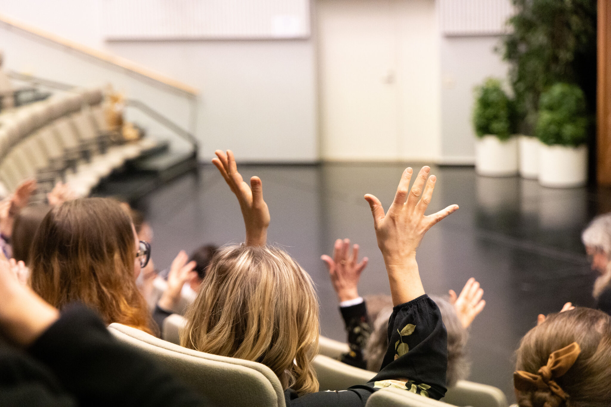 Käsiä ilmassa aplodeerauksen aikana Valkean talon auditoriossa