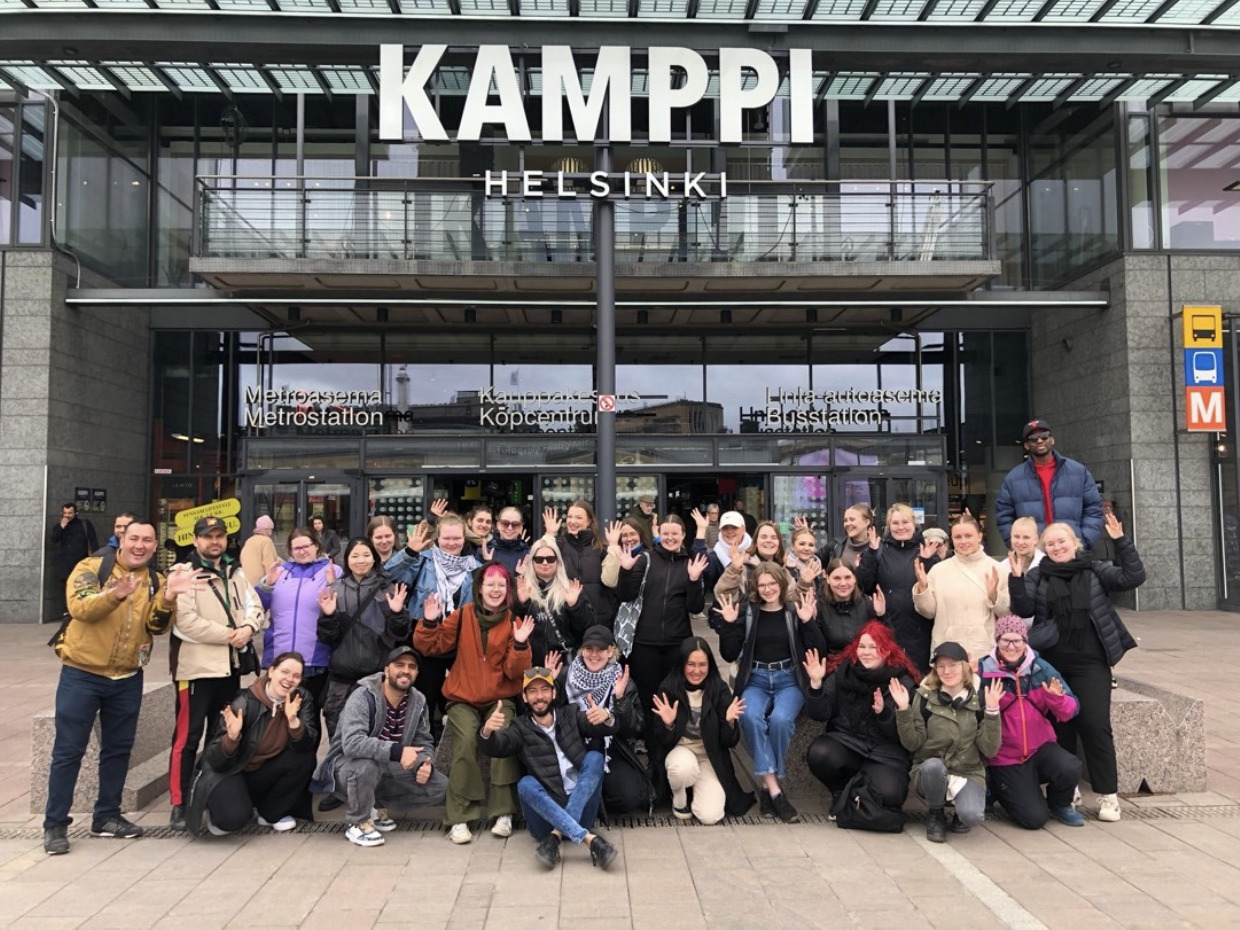 Ryhmäkuva ihmisistä Helsingin Kampin edustalla.