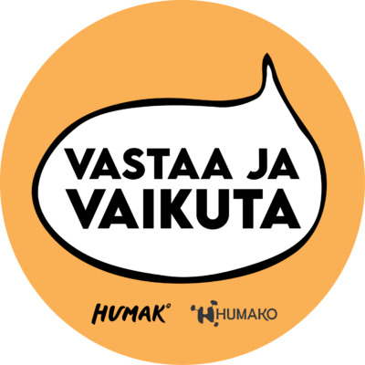 Pyöreä oranssi tarra, jossa keskellä puhekupla, jossa lukee: "Vastaa ja vaikuta". Alapuolella Humakin ja HUMAKOn logot.
