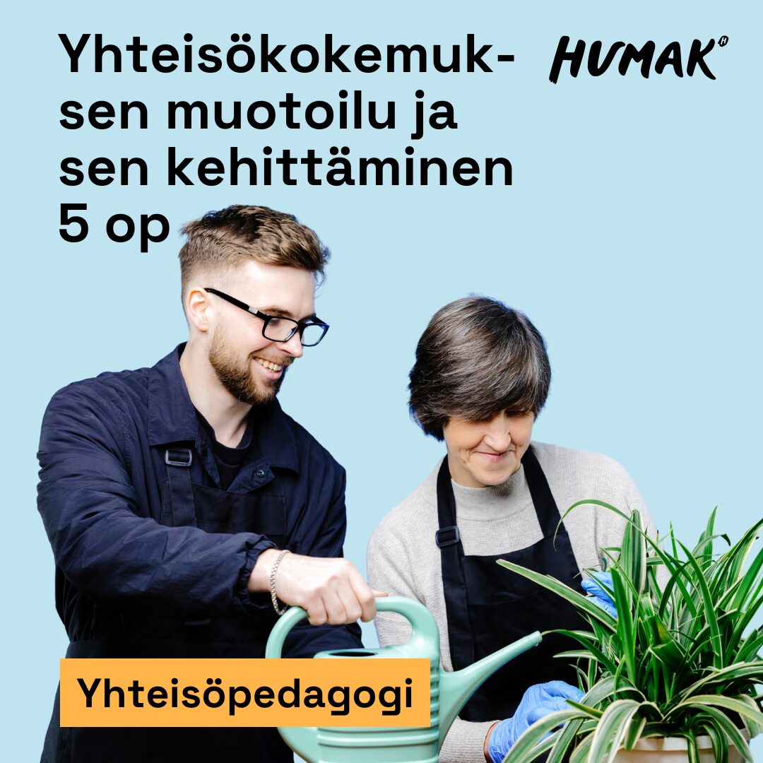 Kaksi henkilöä hoitamassa viherkasvia, toinen kastelee ja toinen nyppii kuihtuneita lehtiä ruukusta. Tekstit yhteisökokemuksen muotoilu ja sen kehittäminen, yhteisöpedagogi ja Humakin logo.