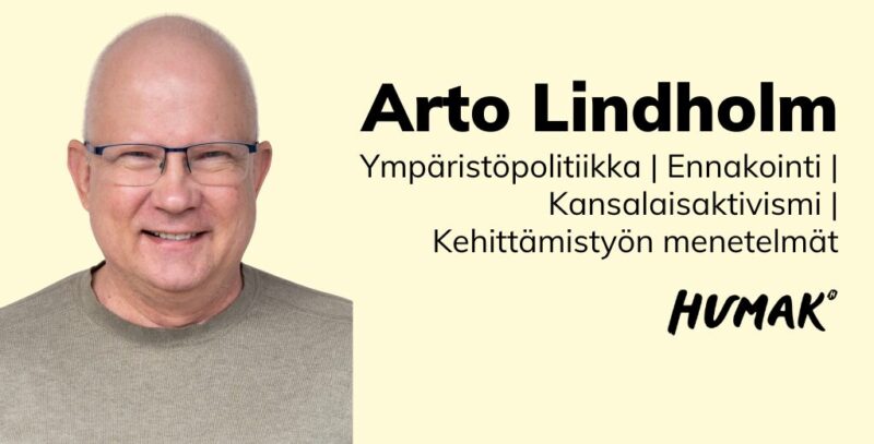 Bannerikuva, jossa vasemmalla hymyilevä kalju mies silmälaseissa tummanharmaassa paidassa ja oikealla vaaleankeltainen tausta teksteineen: Ympäristöpolitiikka | Ennakointi | Kansalaisaktivismi | Kehittämistyön menetelmät sekä Humak-logo.
