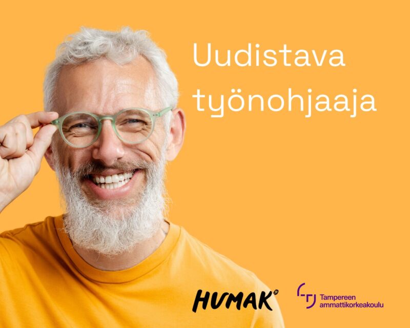 Hymyilevä mies, harmaat hiukset ja parta, silmälasit ja oranssi paita, oranssi tausta; teksti Uudistava työnohjaaja sekä Humak- ja Tampereen ammattikorkeakoulun logot.