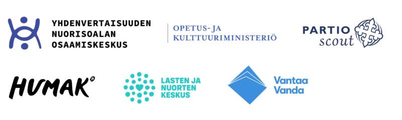 Kuvassa on rivi eri organisaatioiden logoja. Ylärivissä vasemmalta oikealle: Yhdenvertaisuuden nuorisoalan osaamiskeskuksen sininen symbolilogo ja teksti, Opetus- ja kulttuuriministeriön sininen tekstilogo, sekä Partio Scout -järjestön sininen tekstilogo ja tunnusmerkki. Alarivissä vasemmalta oikealle: Humakin musta tekstilogo, Lasten ja nuorten keskuksen turkoosi piste- ja sydänsymboli sekä tekstilogo, sekä Vantaan kaupungin sininen neliömäinen tunnus ja sen vieressä sininen tekstilogo ’Vantaa Vanda’.