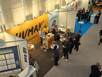 NUORI26 Humakin messuosasto ylhäältä päin kuvattuna. Ihmisiä kulkee ja seisoo messuosasstolla ja käytävällä.