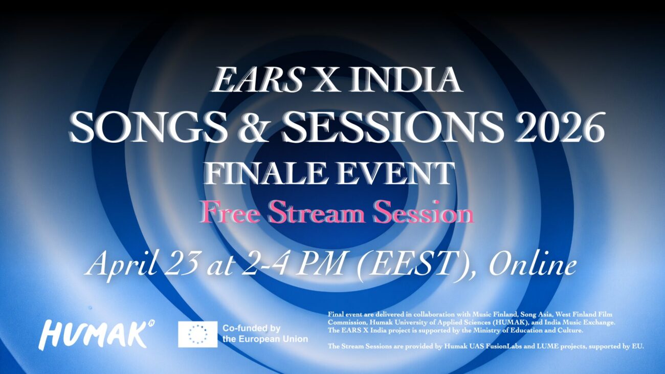 Sinisellä pyörteikkäällä taustalla oleva mainos, jossa valkoisin kirjaimin lukee "EARS X INDIA SONGS & SESSIONS 2026 FINALE EVENT", pinkillä "Free Stream Session" ja pienemmällä tekstillä "April 23 at 2–4 PM (CEST), Online"; alareunassa HUMAKin ja Euroopan unionin logot sekä pieni teksti järjestäjä- ja rahoitustiedoista.